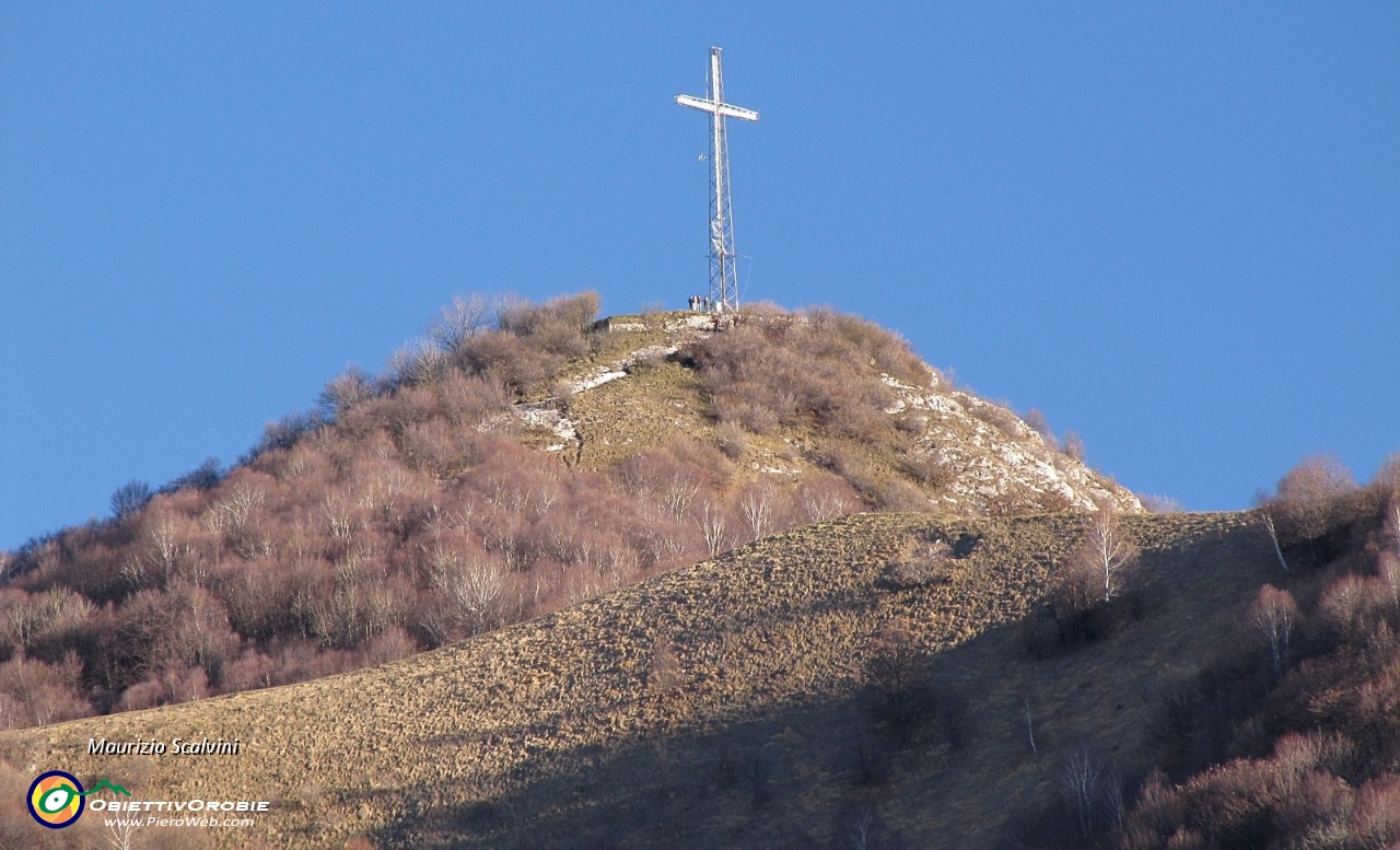 10 Zoom di vetta. L'enorme croce del Canto Alto....JPG